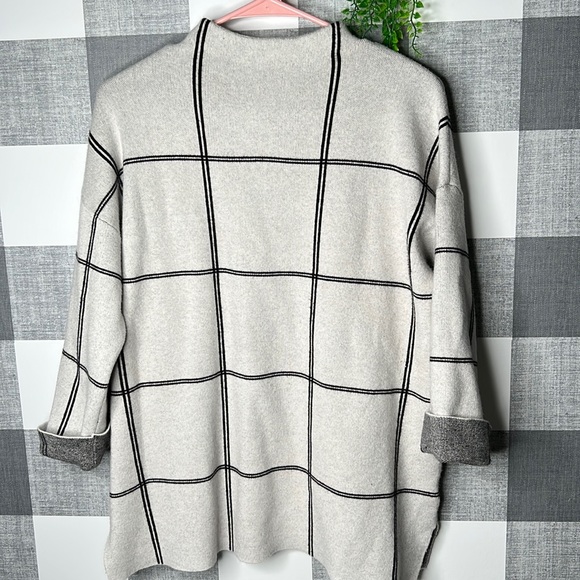 Woman’s Sweater - Picture 1 of 4